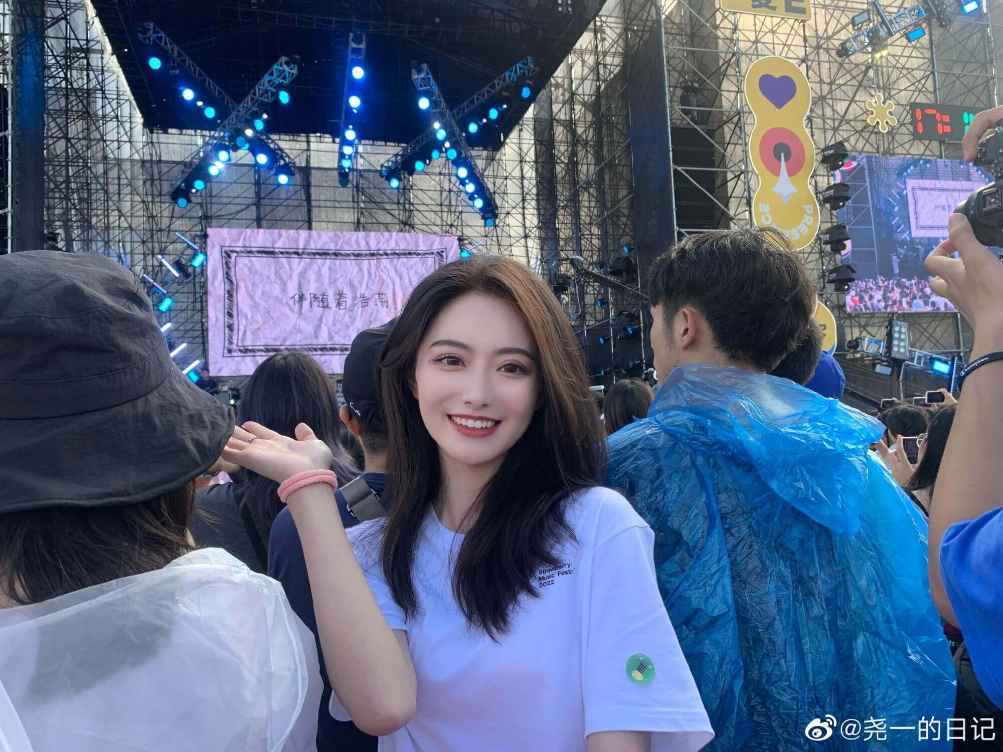 演唱会下长相清秀皮肤白皙爱笑的美女,尧一的日记