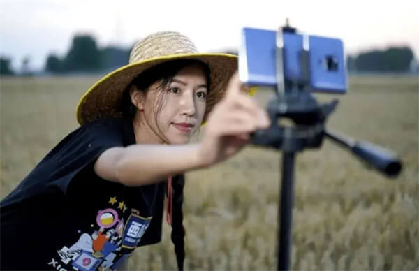 抖音网红麦小登个人资料简介,拖拉机女孩麦小登怎么火了