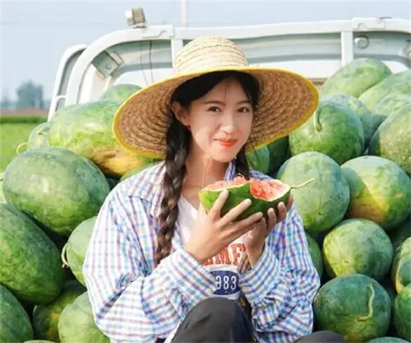 抖音网红麦小登个人资料简介,拖拉机女孩麦小登怎么火了