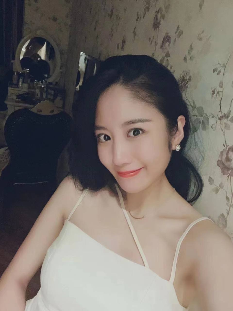 唐山花店老板娘8分25秒视频被曝光,事件引发热议