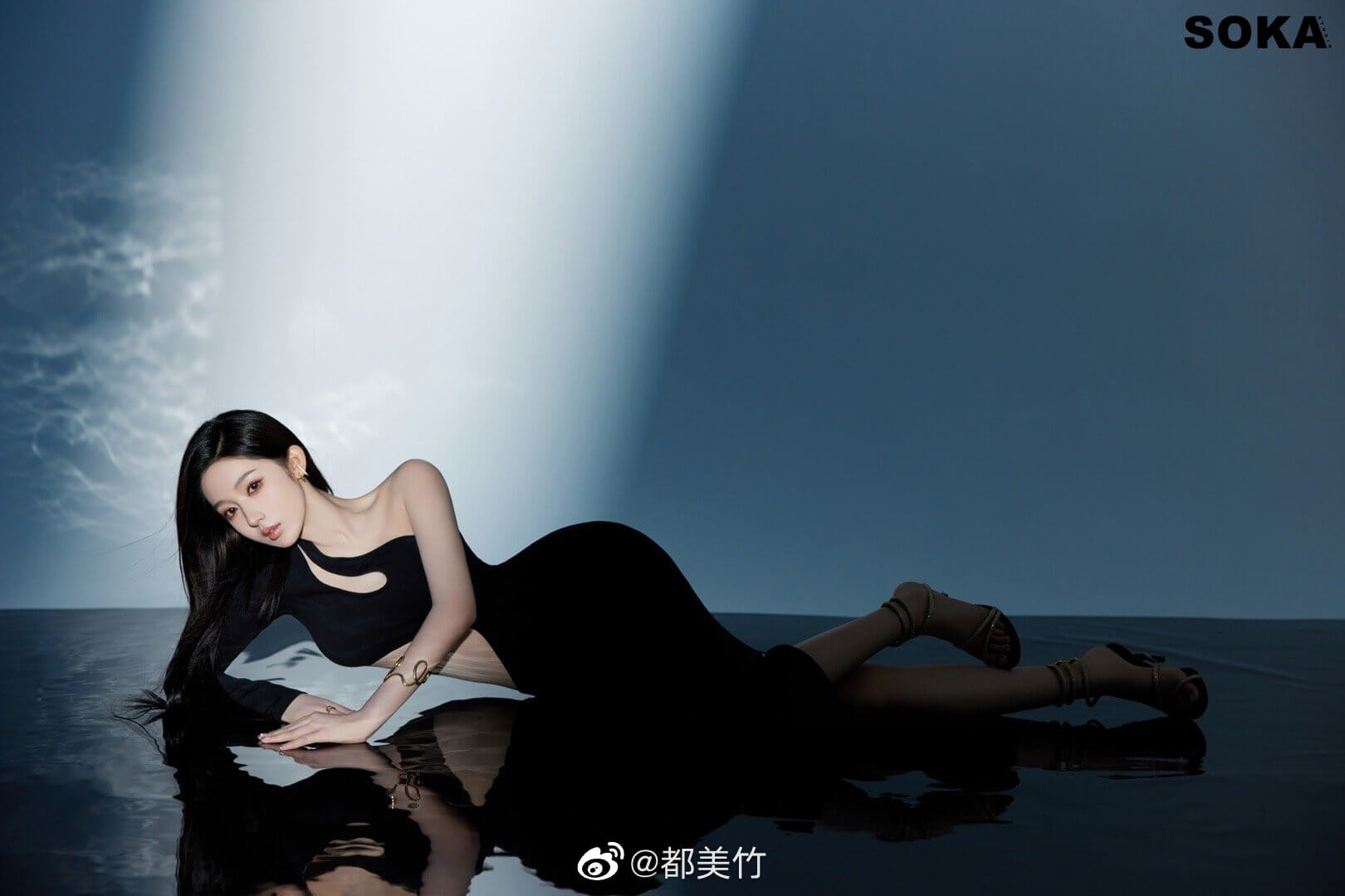 网红都美竹黑色紧身长裙时尚照片,美腿性感堪比超模