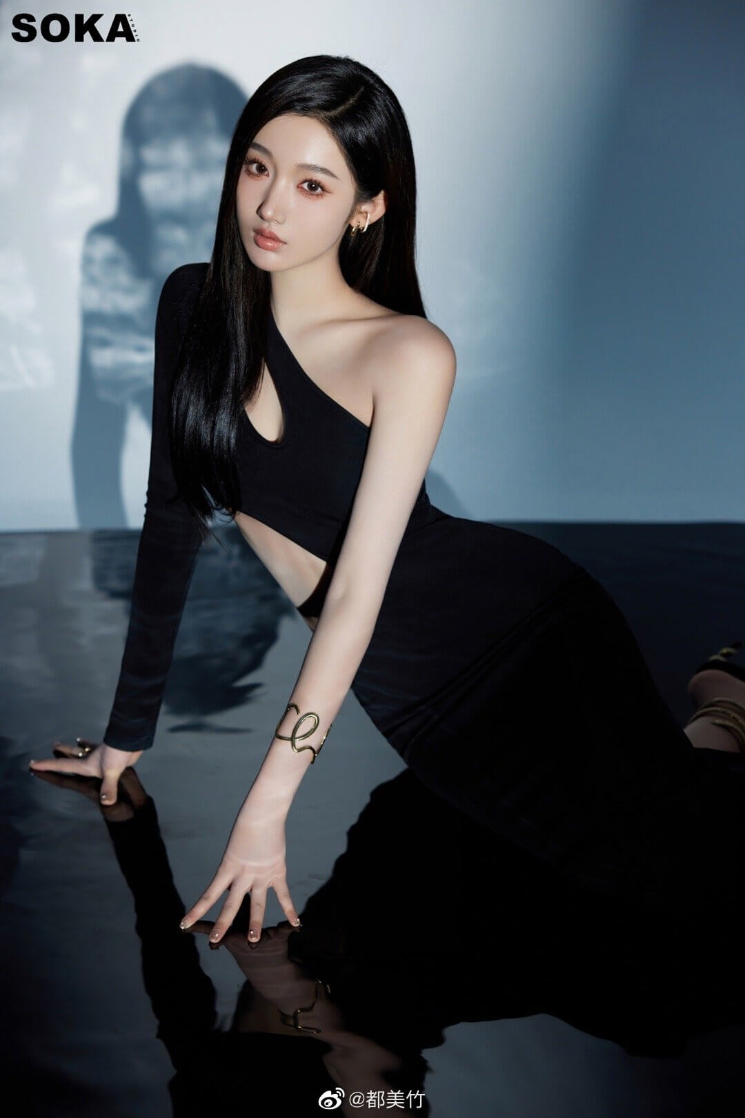 网红都美竹黑色紧身长裙时尚照片,美腿性感堪比超模