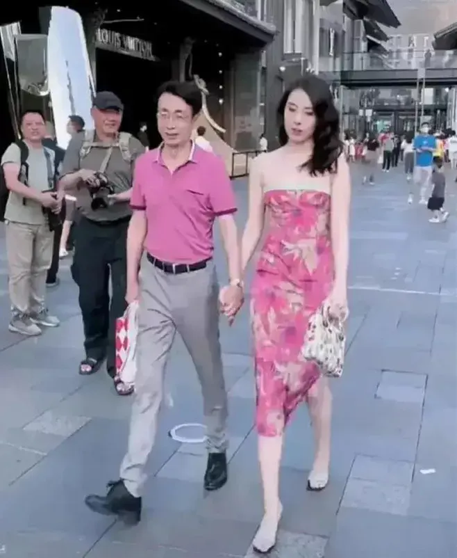 成都牵手门事件免职裙火了,连衣裙卖家呼吁理性消费!