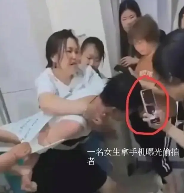 河北师范大学一男生假装女生,进入女澡堂女浴室偷拍视频被发现