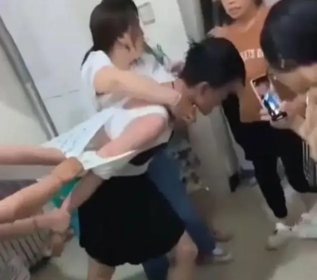 河北师范大学一男生假装女生,进入女澡堂女浴室偷拍视频被发现