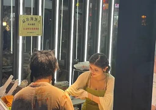 狗头萝莉又被粉丝举报,因摊位缺证暂停营业!