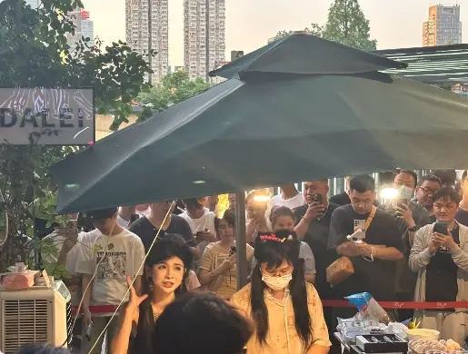 狗头萝莉又被粉丝举报,因摊位缺证暂停营业!