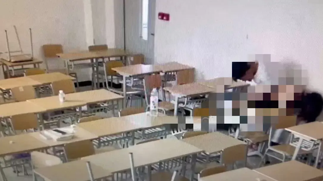 山东某学院情侣教室门事件,1分04秒完整视频