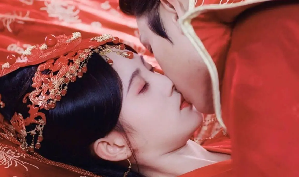 鞠婧祎荧幕初吻给了谁,鞠婧祎第一次是给了张哲瀚吗