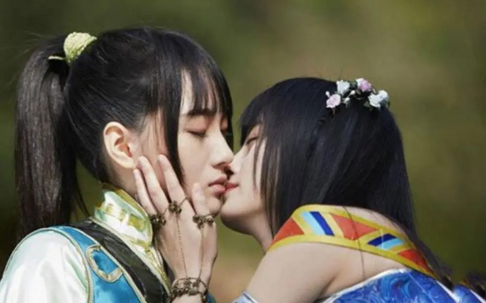 鞠婧祎荧幕初吻给了谁,鞠婧祎第一次是给了张哲瀚吗