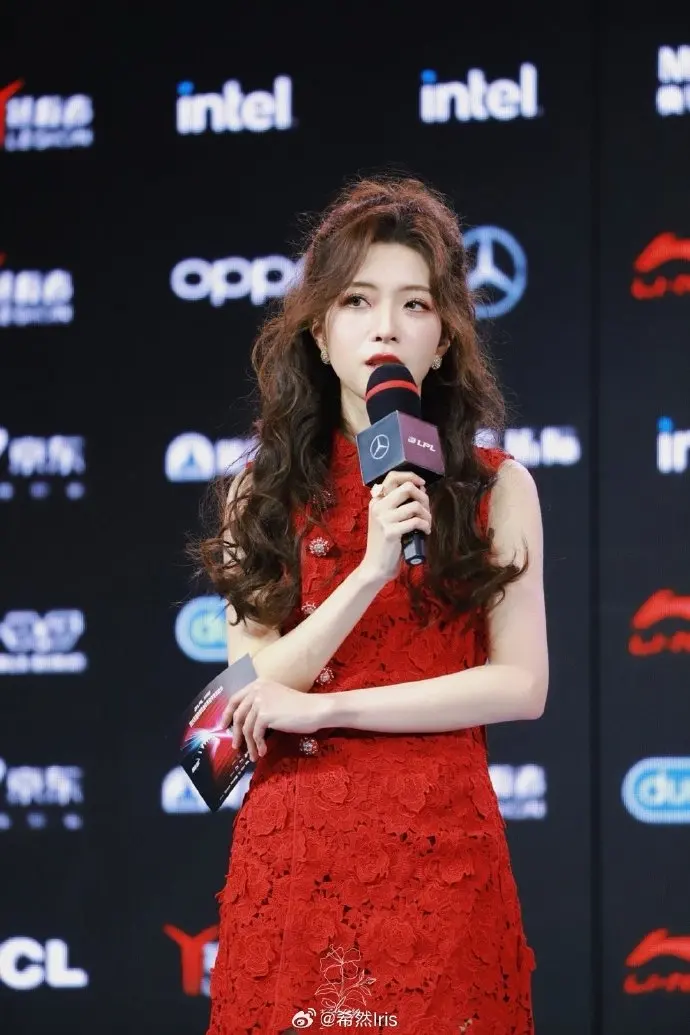LOL女解说颜值排行榜:美貌与实力并存的电竞女神