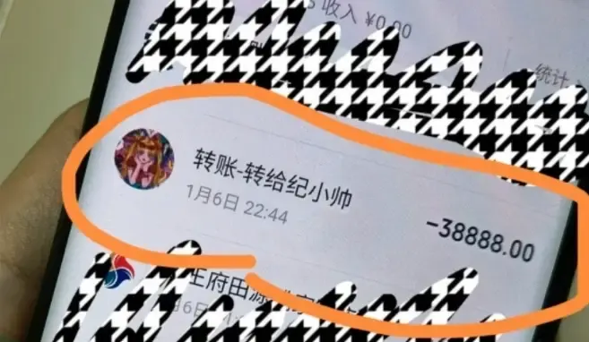 夏东海饰演者高亚麟被爆出轨26岁校花,聊天记录私照遭曝光