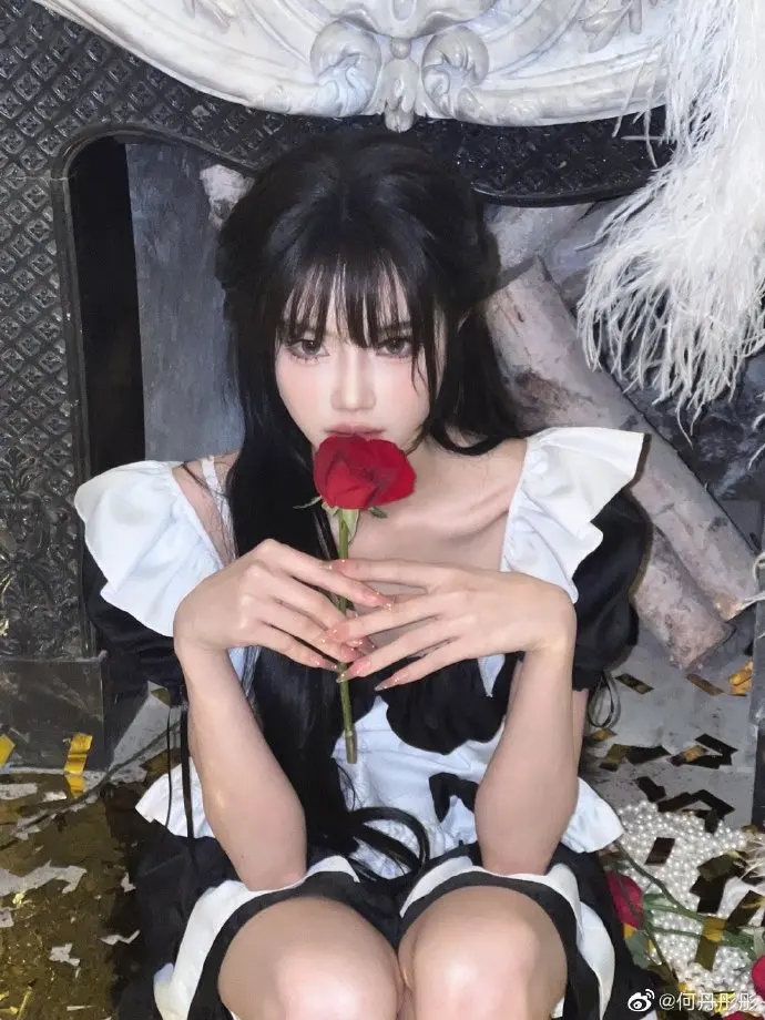 何丹彤cos女仆装,坏坏女仆小何登场