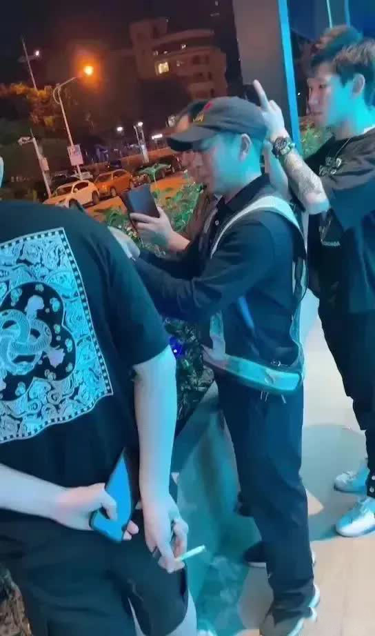 路虎门事件车内2小时视频曝光网友惊呼:女车主腿真白!