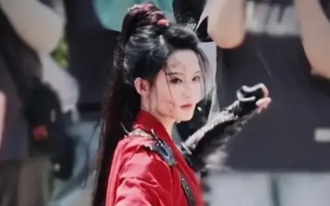 李沁红衣战损妆照片被赞帅气，网友：这样的李沁也很美