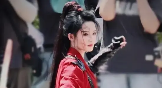 李沁红衣战损妆照片被赞帅气,网友:这样的李沁也很美