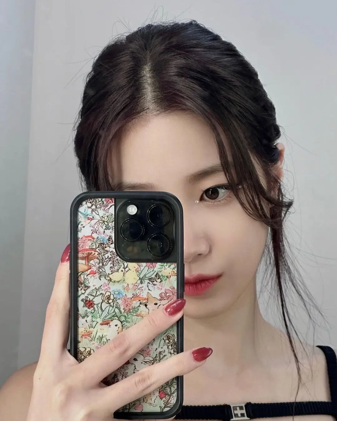 韩国女子LE SSERAFIM 成员中村一叶,让粉丝心动的清冷淡颜