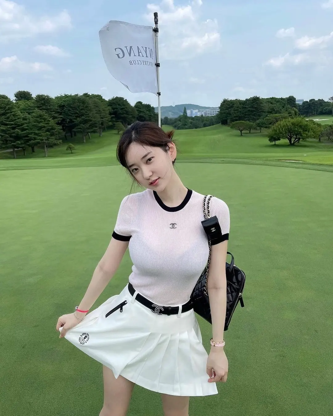 剑星女主体模申在恩ins美照:长腿细腰堪称女神