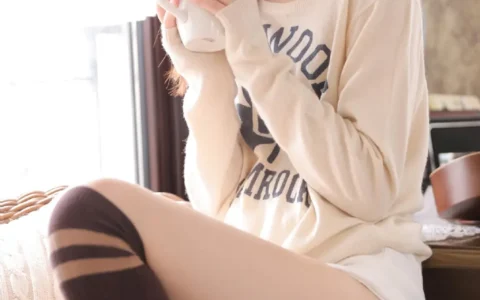 zzzttt长发美腿美女紧身白色短裤完美身材展示