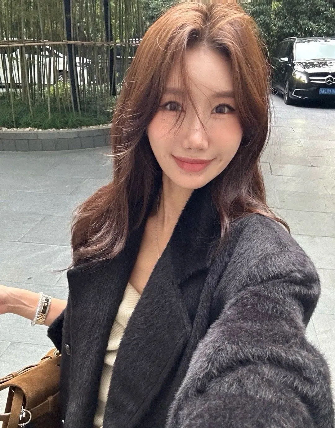 韩艺瑟染银发自拍照,长发剪成短发造型十分亮眼