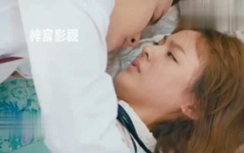 美女刚开始拒绝，到后来慢慢接受视频