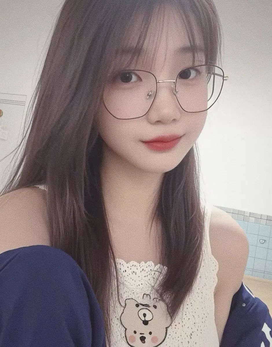 推特女网红奇迹manman,长相青涩疑似女高中生