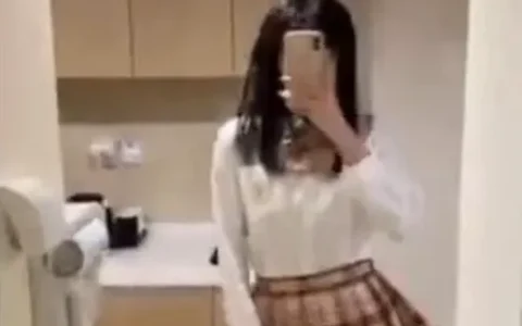 抖音奶片没带罩子52秒回放，抖音奶片故意走漏事件怎么回事