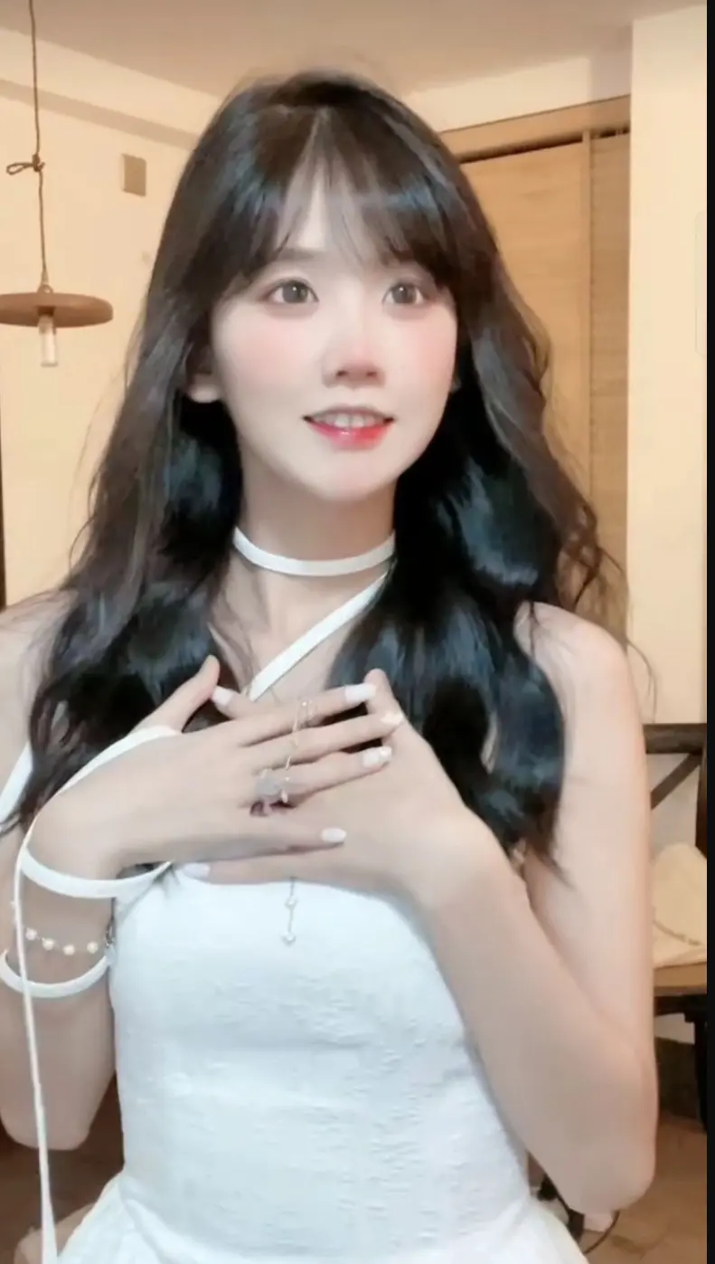 千万粉丝女网红井川里予吃烤肠视频的由来,视频是本人吗